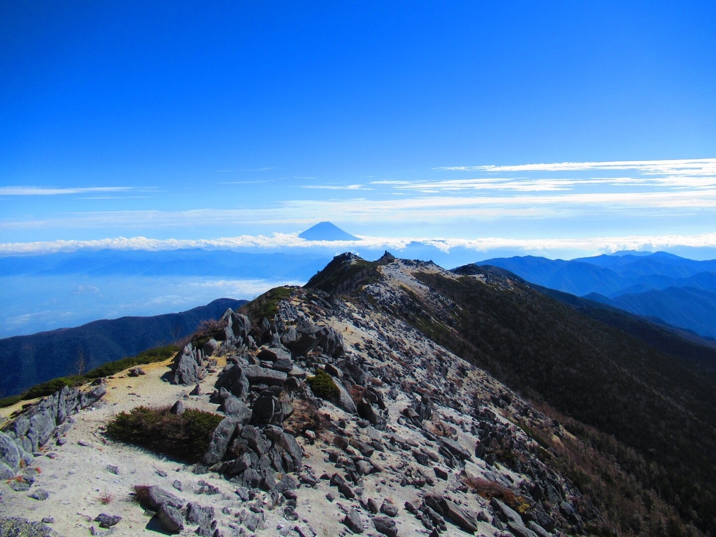 「富士まで伸びる稜線」観音岳から望む富士山と手前には薬師ヶ岳