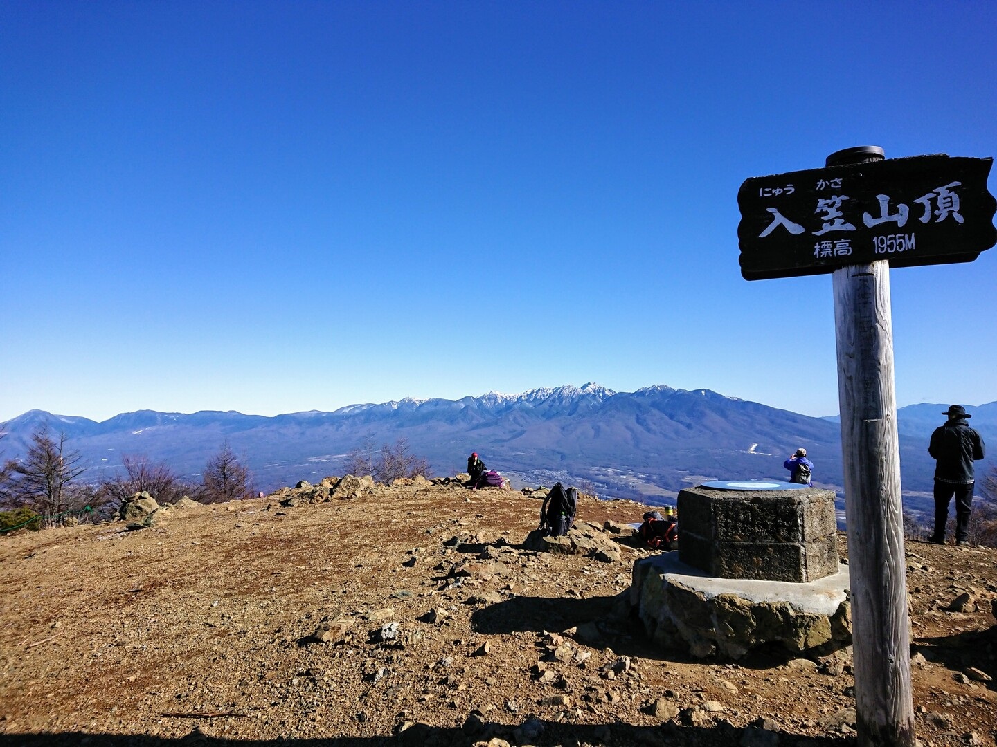 「暖冬」気温が低い日ですが雪が無い入笠山山頂から見る八ヶ岳