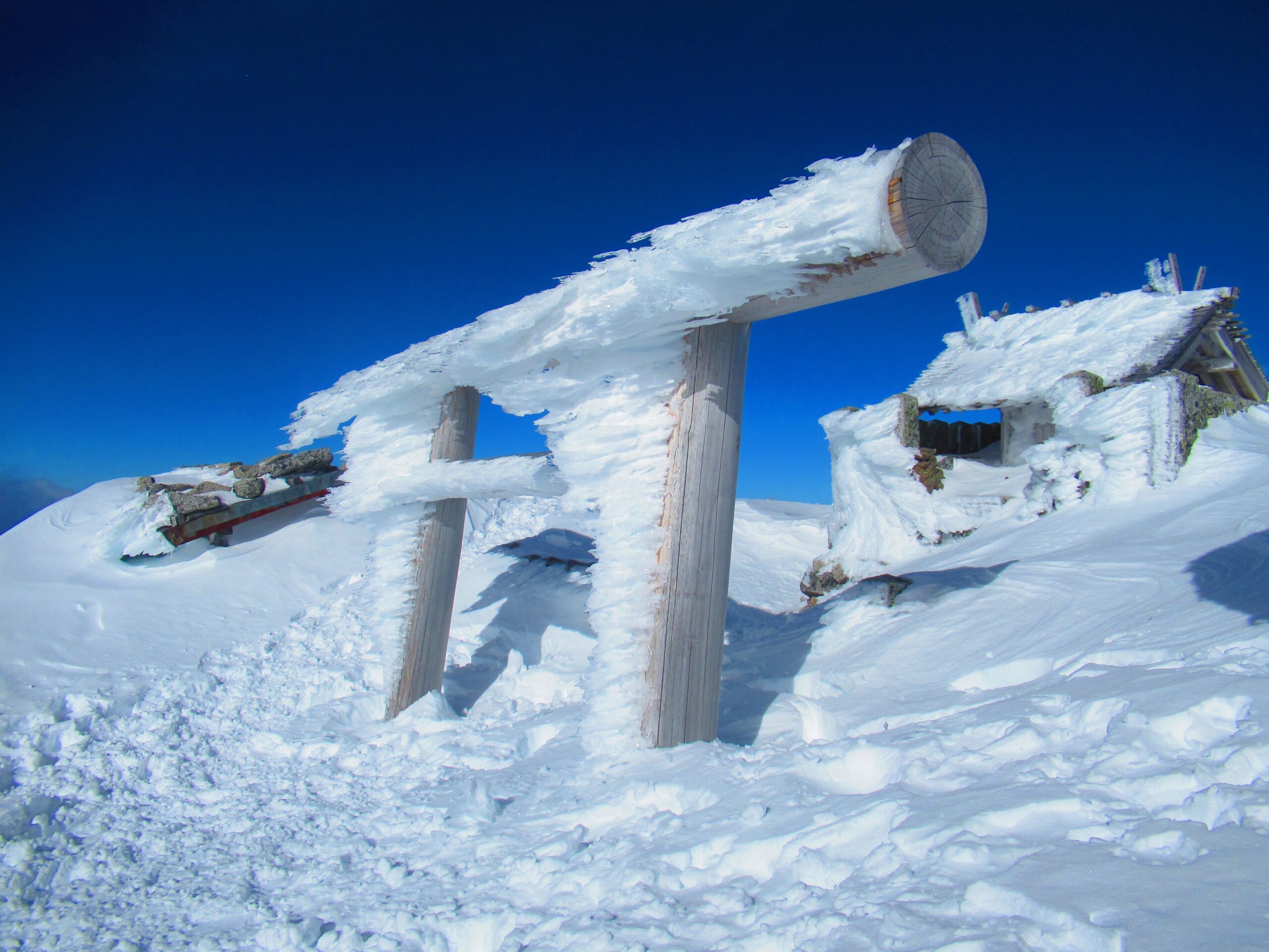 木曽駒神社は雪で埋まってます