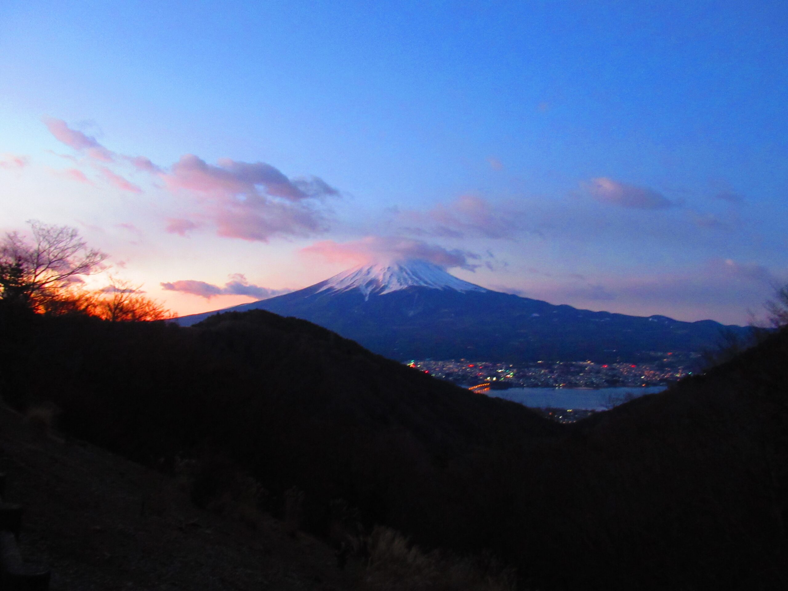 御坂峠にある峠の茶屋『天下茶屋』からの朝日に染まる富士山です♪