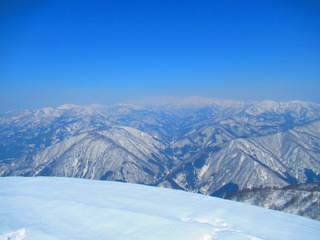 霞掛かってますが、ひと際白く見えるのが百名山の1つ『白山』
