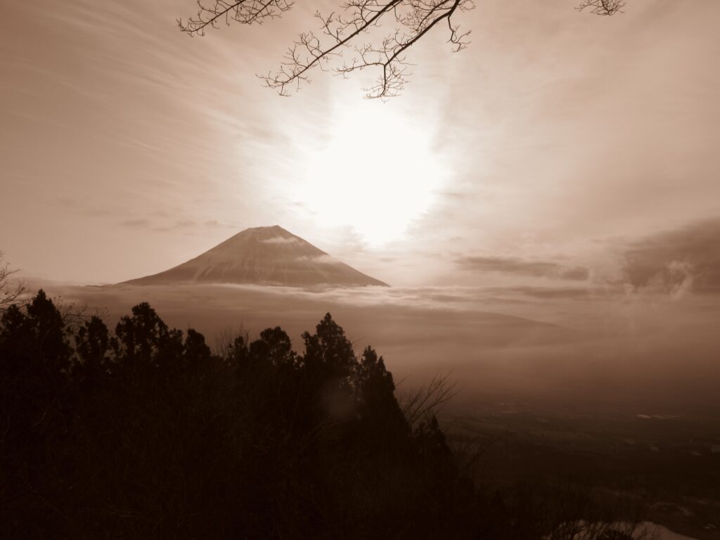 下山時はこんな富士山が見れました☺(セピアで撮影)