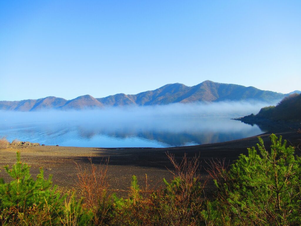 霧(放射霧)が発生して幻想的な本栖湖