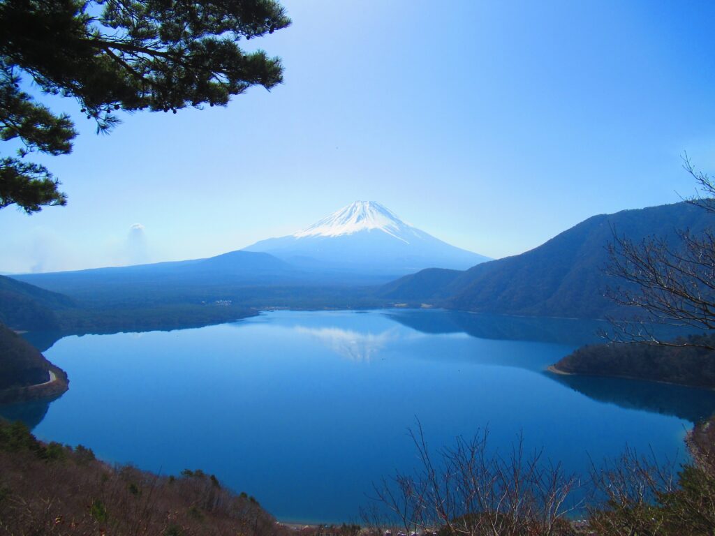 中ノ倉の展望台からの富士山と本栖湖