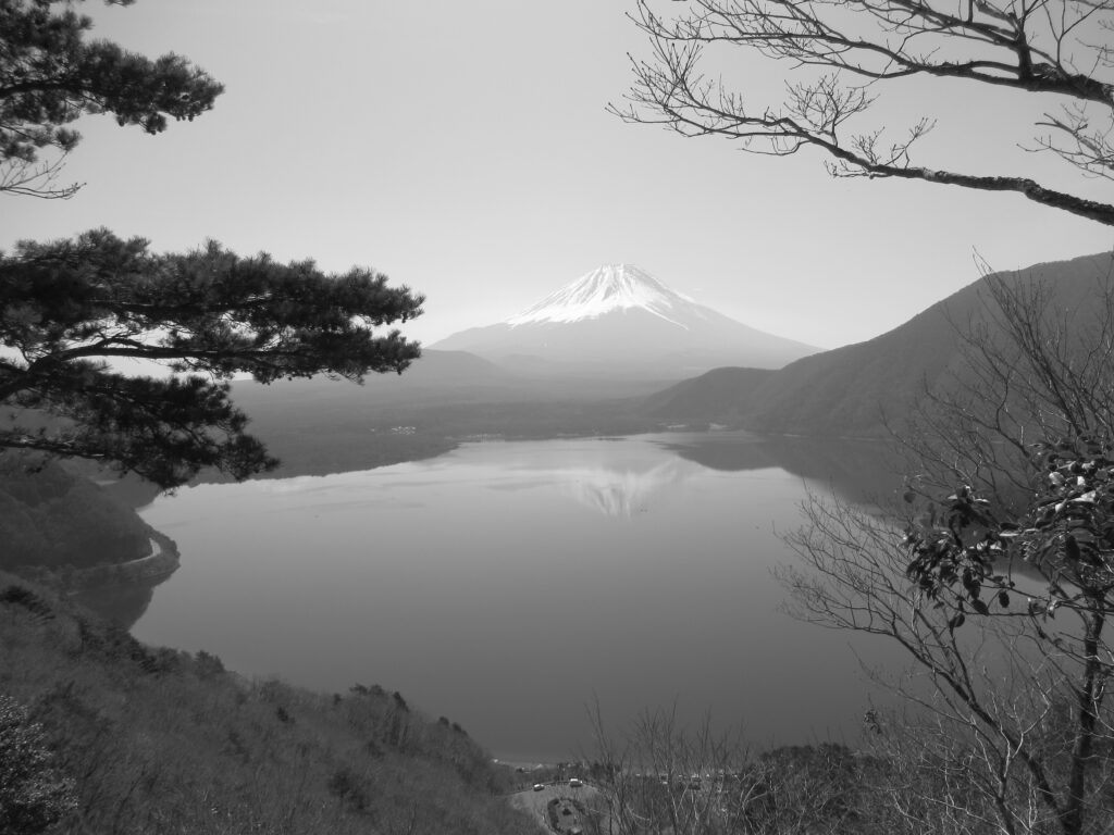モノクロで撮影した富士山と本栖湖