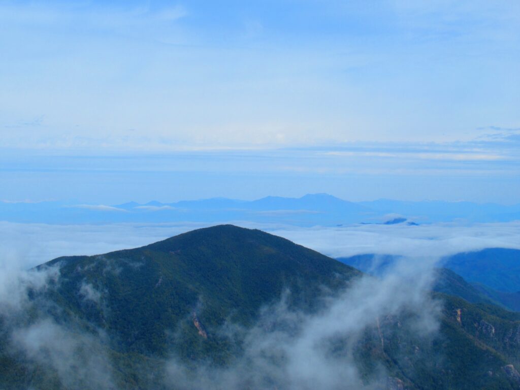 手前に見えるのが先週登った小川山と奥に見えるのが浅間山
