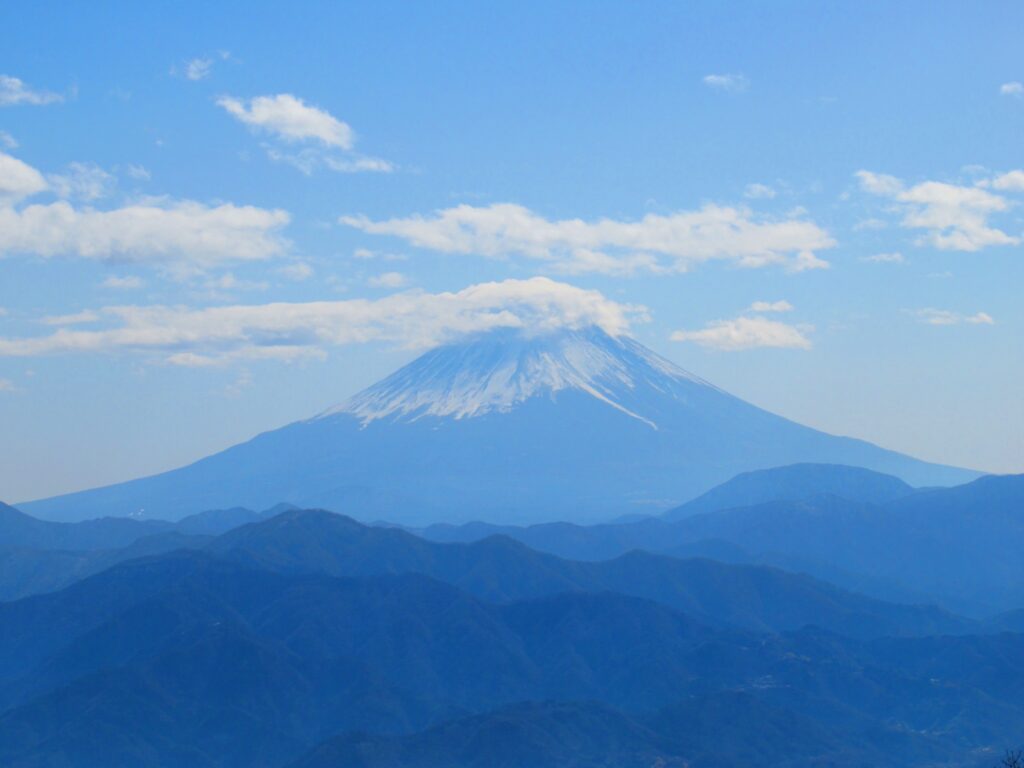 富士山は少し雲が掛かってますね😅