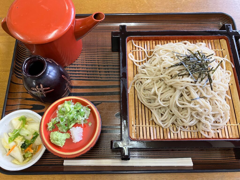 『富士尾山荘-もりそば』-細切りのお蕎麦で汁は少し濃いめ、量も多くて美味しいです。