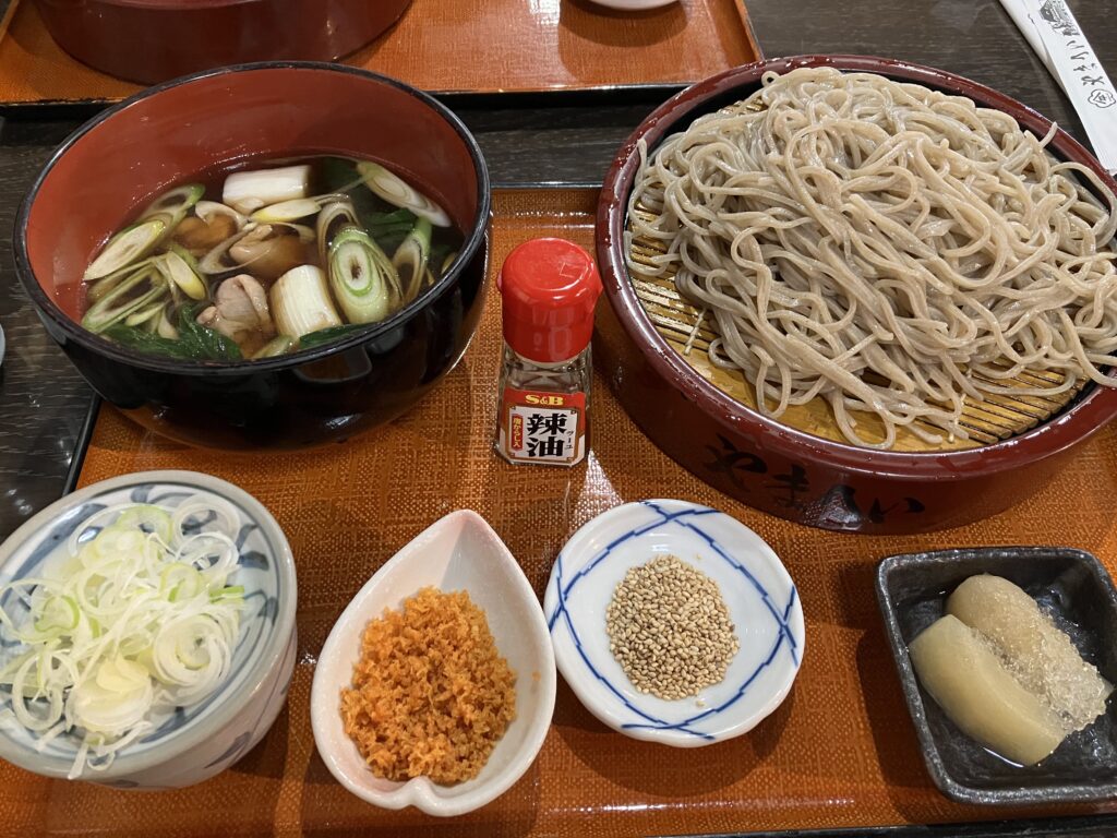 『やまへい軽井沢店-そばランチ』-ダシは甘めで美味しいです。蕎麦は少し風味が弱くコシが少し弱い感じでした。