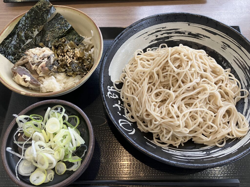 『ゆで太郎-焼鯖セット(モーニング)』-これで450円❕ワンコインで食べられるお蕎麦ですね👍すぐに用意されるし24時間でコスパは最高です。
