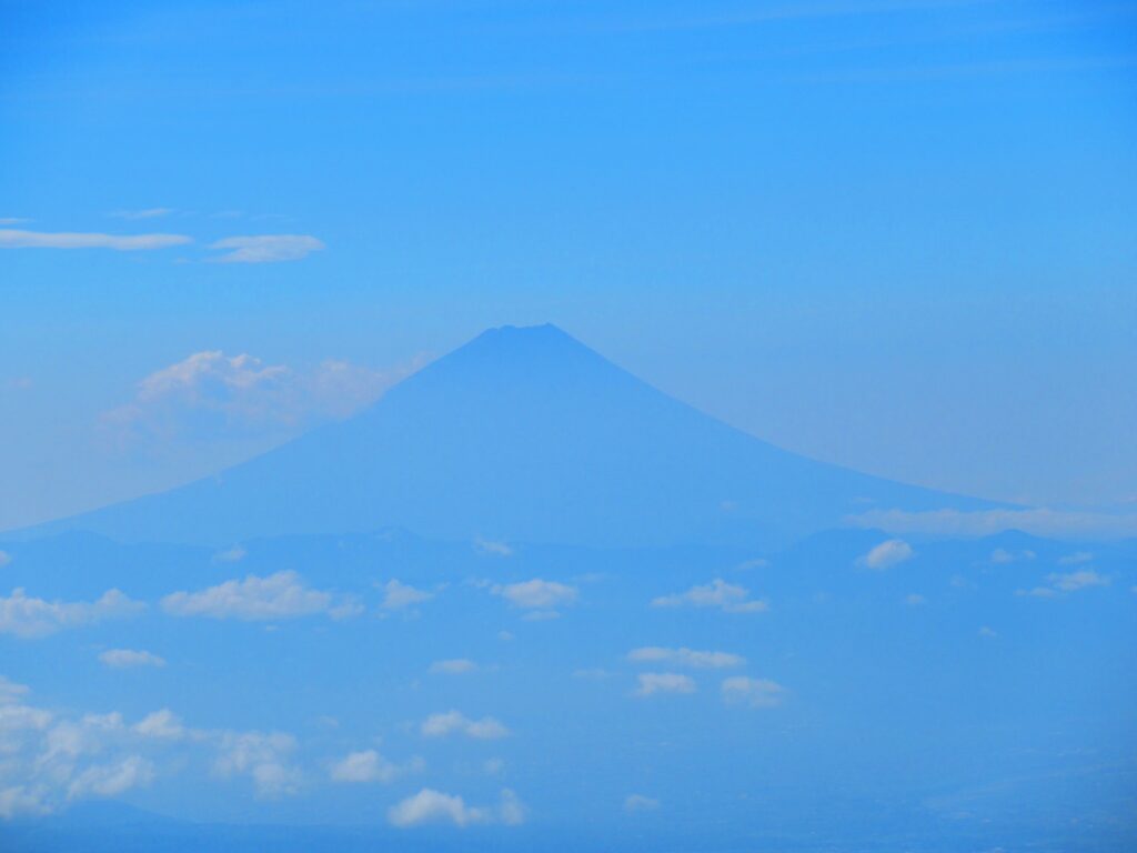 遠くにはうっすらと富士山が・・・