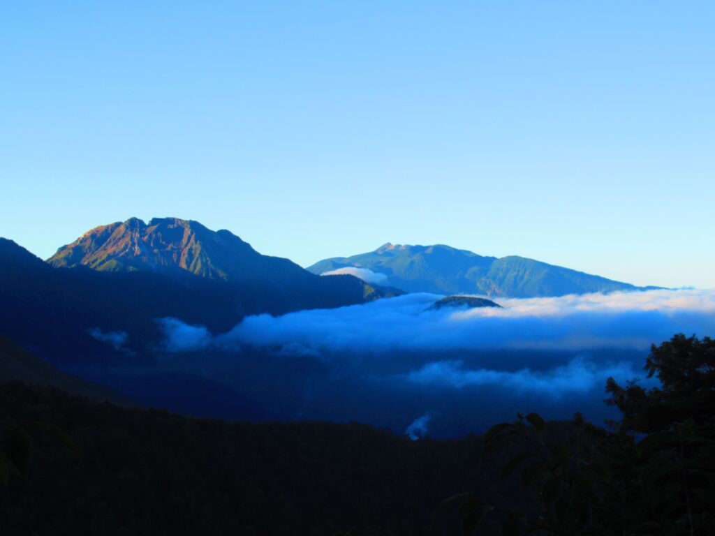 朝は焼岳と乗鞍岳そして良い感じの雲海