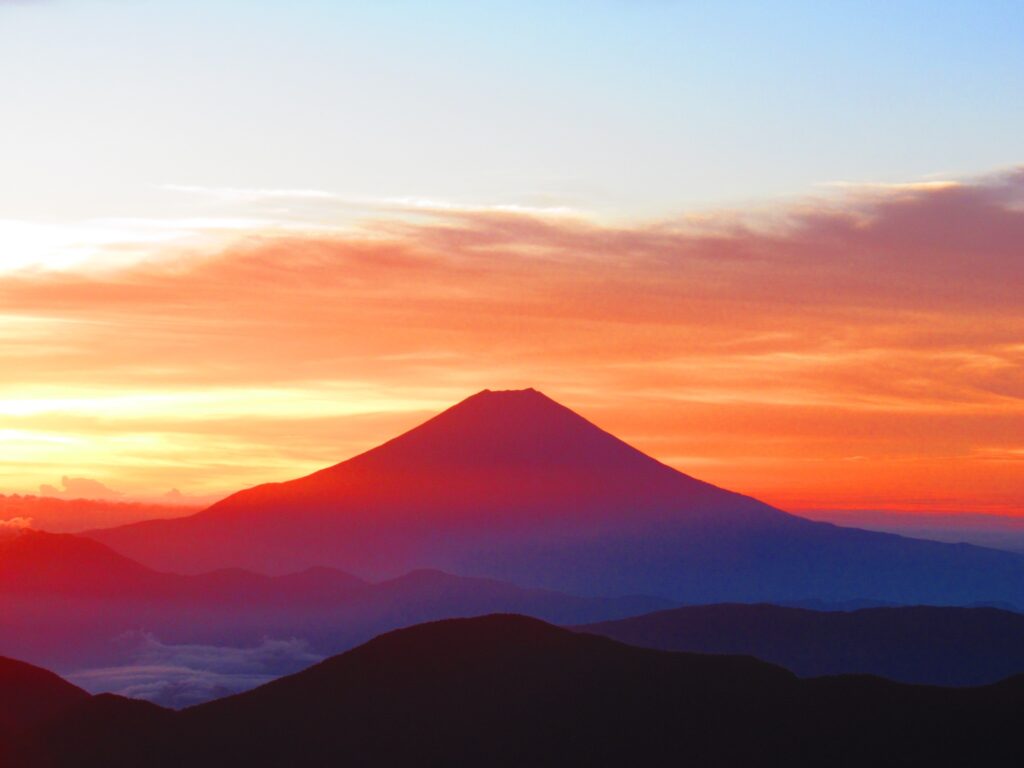 富士山がキレイに赤く染まってます✨✨
