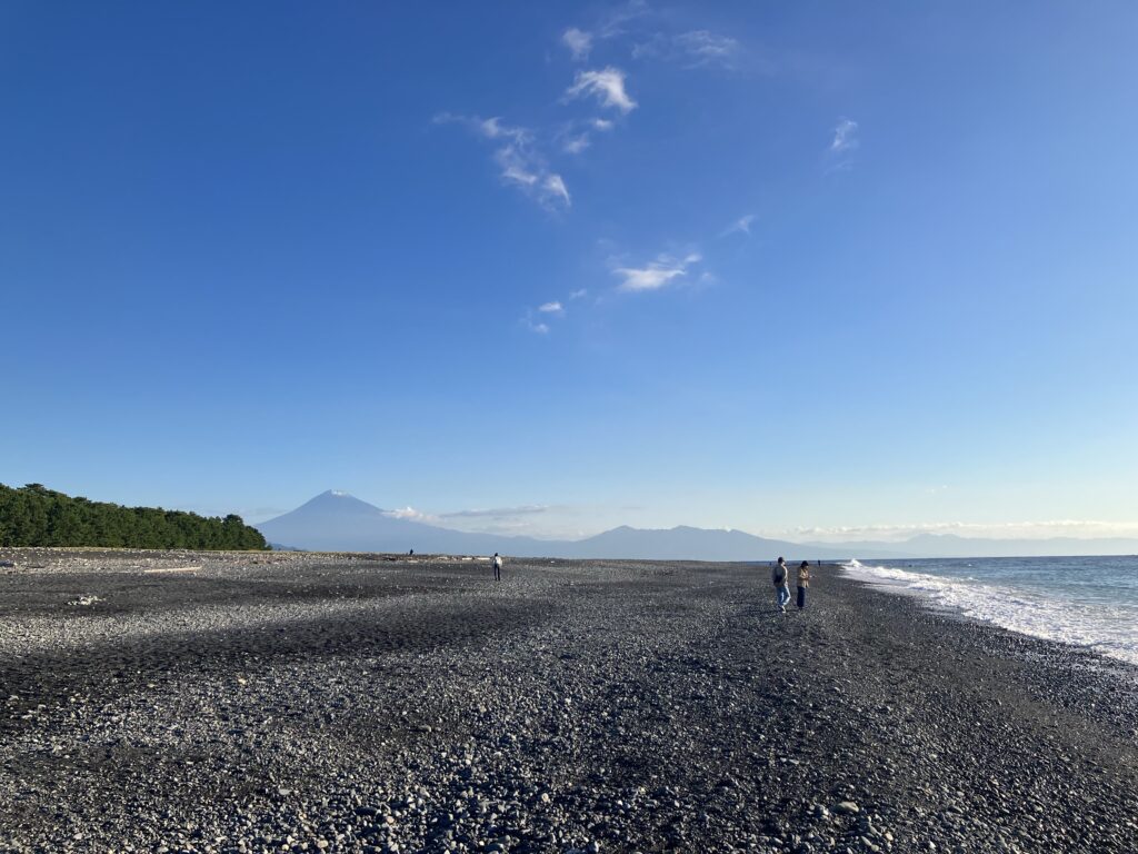 三保の松原の海岸からの見る富士山🗻