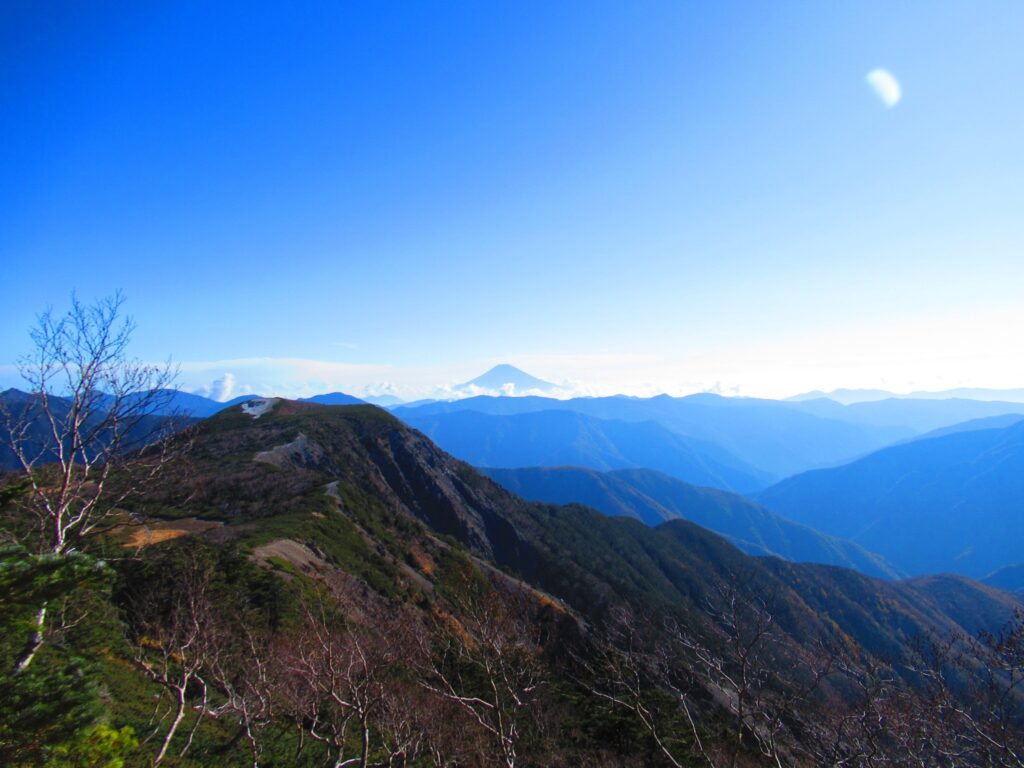 富士山の手前にはイザルガ岳が良い感じ👍