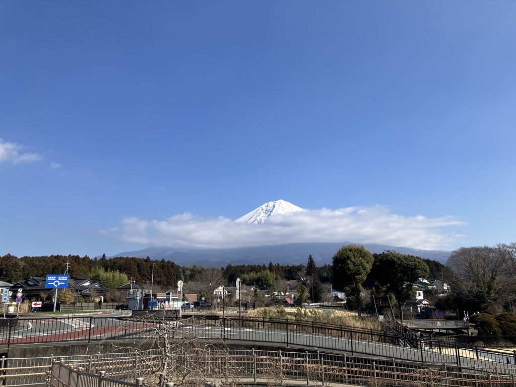 富士山は少し雲が邪魔ですね…