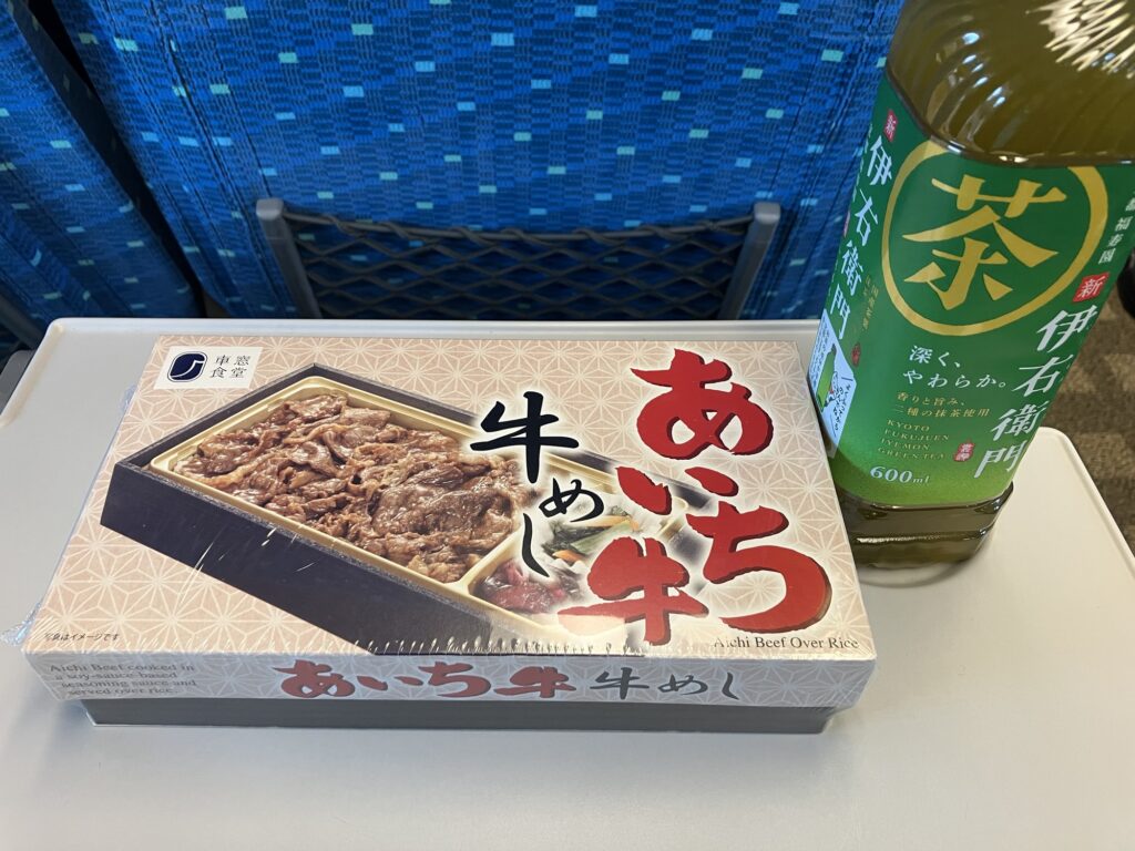 まずは愛知の駅弁を食べて...