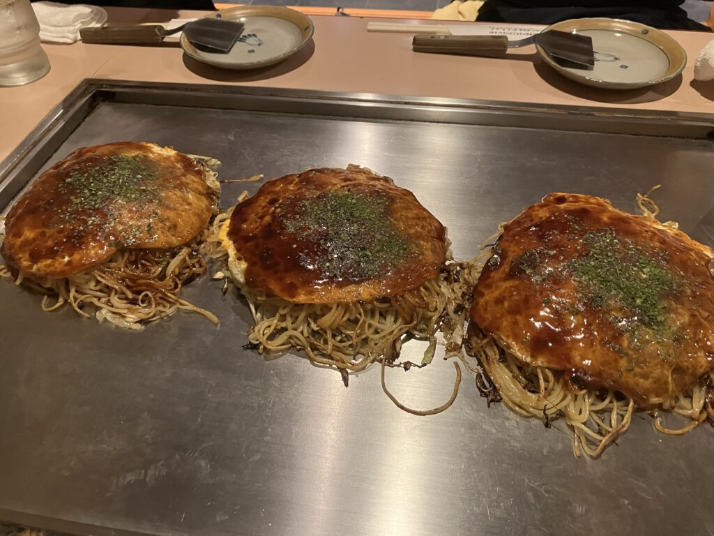 打上げではお好み焼きを食べて