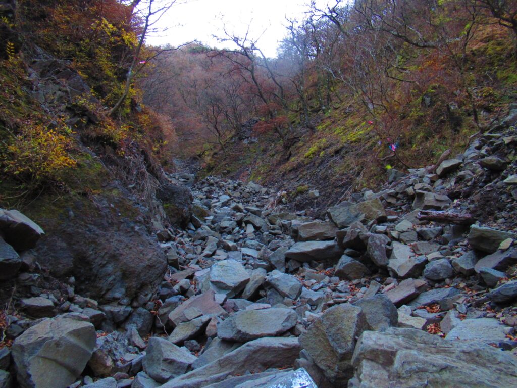 割石峠下のガレ場