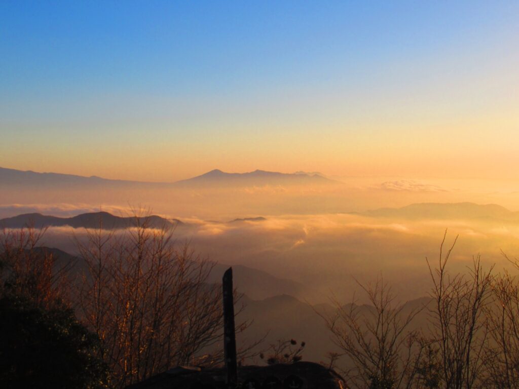 黄金色に輝く雲海に浮かぶ愛鷹山