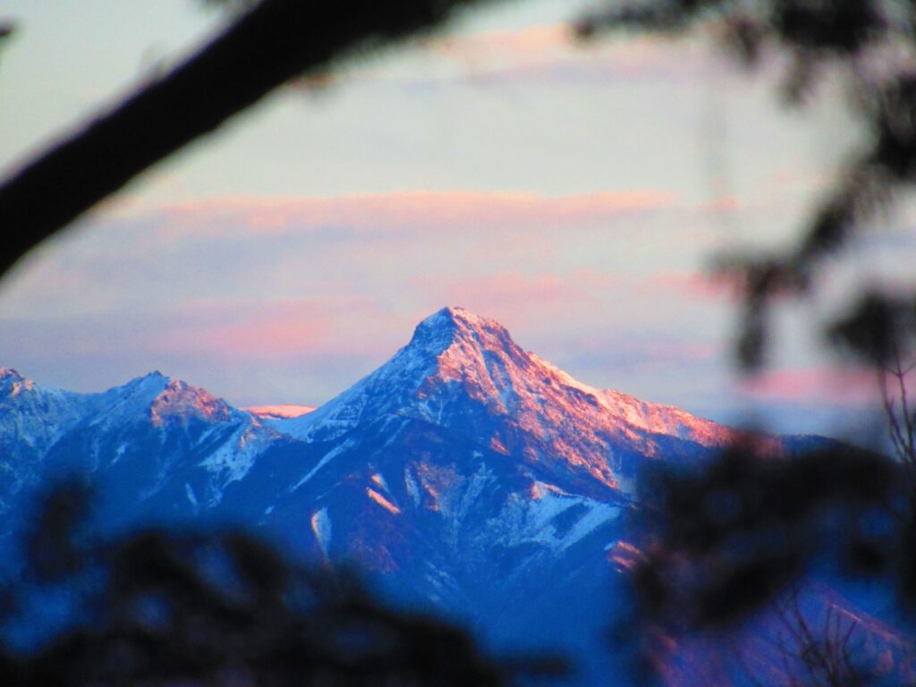ファインダー越しの一コマ・・・
赤岳だけに赤だけ