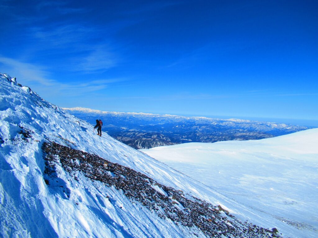 朝日岳を目指すハイカー